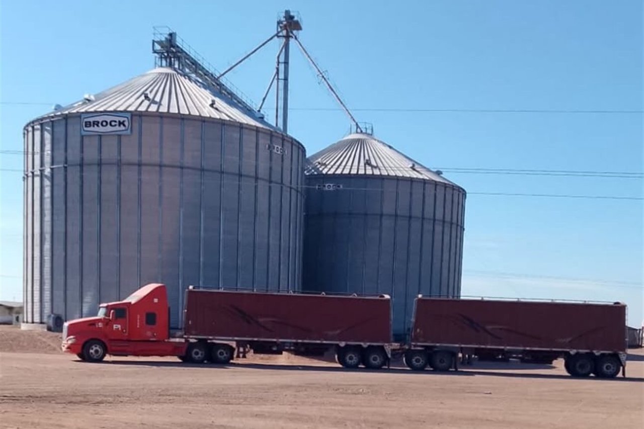 Silos de almacenaje y tractocamión de Fortaleza Agrícola