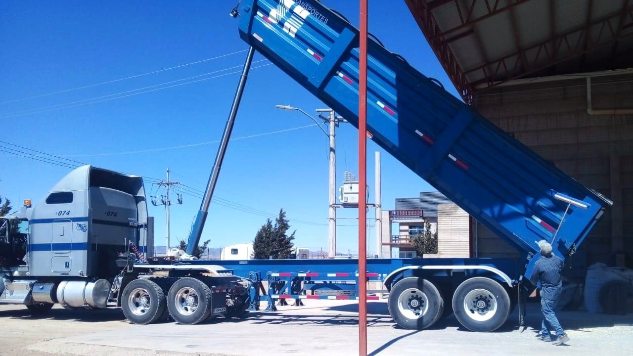 Góndola descargando grano en la bodega